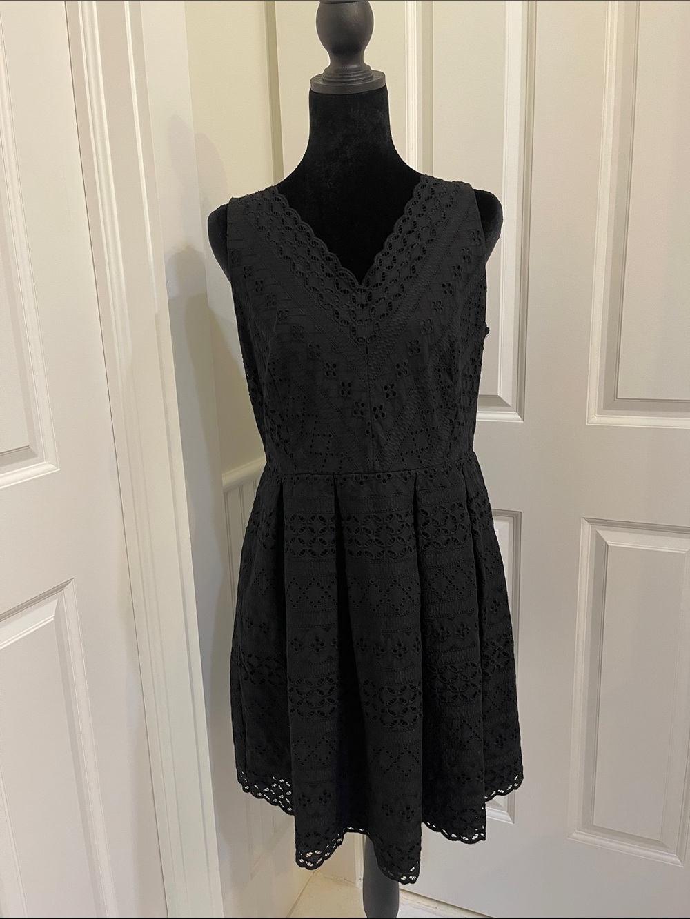 LOFT Black Eyelet Lace V-Neck Dress Size 8P